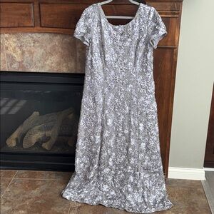 Alex Evenings gray rosette lace embellished short sleeve formal
maxi dress sz 16